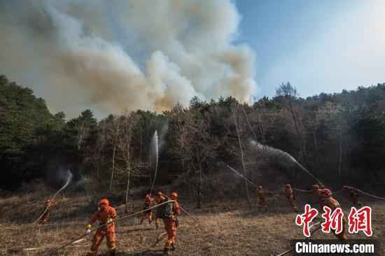 23日,山西榆社森林火灾现场,森林消防指战员正在进行扑救。 武俊杰 摄 山西榆社森林火灾明火全部扑灭 灾后调查评估工作组成立